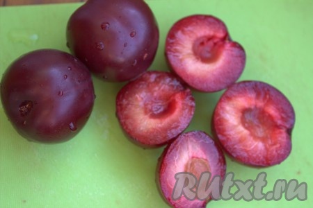 Тем временем сливы вымыть, удалить косточки.