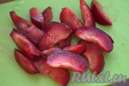 Нарезать сливы дольками желаемого размера.