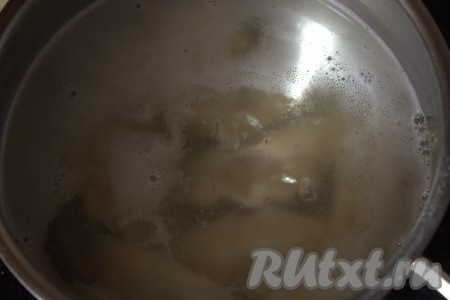 В кастрюле довести воду до кипения, слегка подсолить. Поместить в кипящую воду вареники. Варить на среднем огне с момента закипания в течение 4-5 минут. Готовые вареники достать из кастрюли шумовкой.