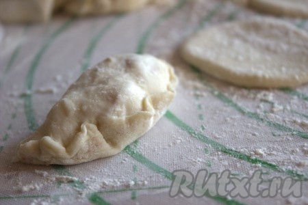 Защепить плотно края кружка, формируя вареник. Таким образом слепить все вареники со сливами.