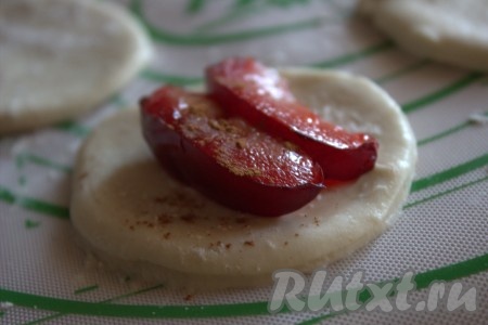 В центр каждого круга выложить 3-4 дольки слив, добавить по 1/2 чайной ложки сахара и, при желании, посыпать корицей.