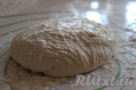 Тщательно перемешать, замешивая плотное, эластичное тесто, не липнущее к рукам. Из теста сформировать шар, накрыть плёнкой и оставить "отдохнуть" в течение минут 30 при комнатной температуре.