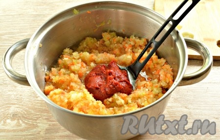 К перекрученным овощам добавляем томатную пасту и растительное масло, перемешиваем.