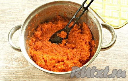Провариваем овощную массу на очень маленьком огне в течение 1,5 часа после закипания, периодически перемешивая.