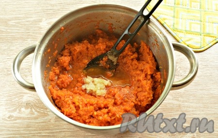 Приблизительно за 10 минут до окончания варки в кабачковую икру с томатной пастой добавляем чёрный молотый перец, пропущенный через пресс чеснок, солим, регулируем вкус сахаром. Чтобы икра из кабачков во время хранения не испортилась, вливаем уксус. Перемешиваем, продолжаем варку оставшиеся 10 минут. На этом этапе можно взять погружной металлический блендер, пробить икру до получения нежной, однородной массы, а уже затем доварить. Если у вас пластиковый погружной блендер, сразу взбивать им икру не советую (пластик от высокой температуры может "повести"), доварите её оставшееся время, снимите с огня, дайте постоять минут 10, а затем пробейте икру до однородности блендером и обязательно дайте ей ещё раз закипеть. 