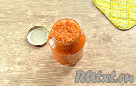 Кабачковую икру перекладываем в простерилизованную банку и сразу закручиваем предварительно прокипячённой крышкой. Банку с икрой ставим на крышку, полностью укутываем (например, в плед или одеяло), оставляем до полного остывания (примерно, на сутки), а затем отправляем на хранение в прохладное место.