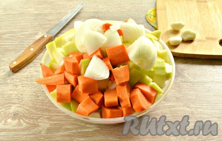 Морковь, лук и кабачок нарезаем на кусочки такого размера, чтобы их в дальнейшем было удобно пропускать через мясорубку.