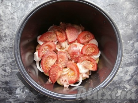 Повторить слои, пока не закончатся продукты (у меня получилось 2 слоя). Верхний слой посыпать немного солью и специями.