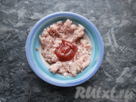 Сюда же добавить томатный соус и хорошо фарш перемешать.