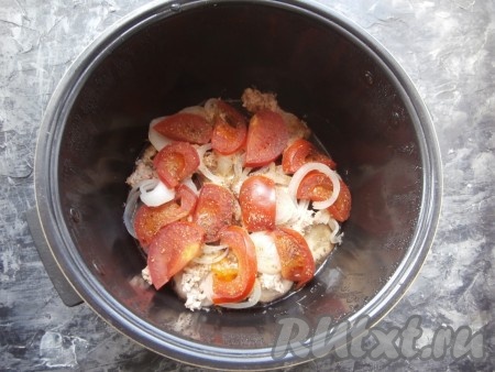 Влить, примерно, 20 мл воды, закрыть крышку мультиварки и включить режим "Тушение" на 15 минут. После этого оставить блюдо на режиме "Подогрев" ещё на 10 минут.