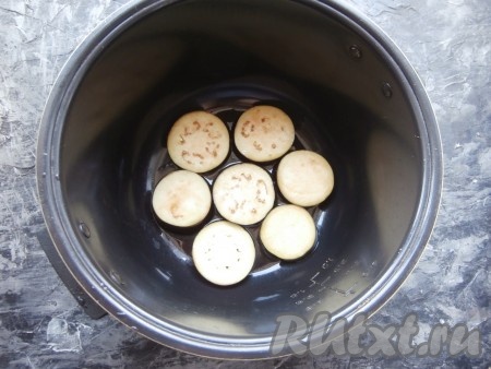 Баклажаны промыть и немного обсушить. Влить в чашу мультиварки растительное масло, выложить часть баклажанов в один слой.