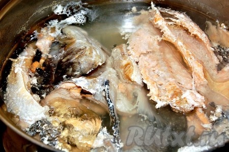 После закипания снять пену и варить 1 час.