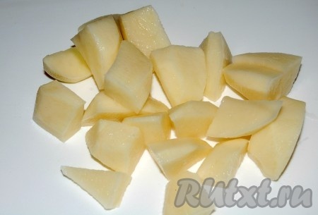 Нарезать картофель крупными кусочками и отправить вариться в бульон.