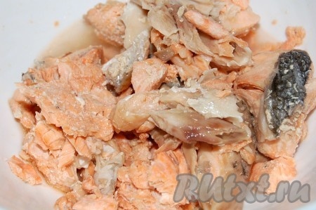 Рыбные остатки разобрать - мясо отделить от костей.