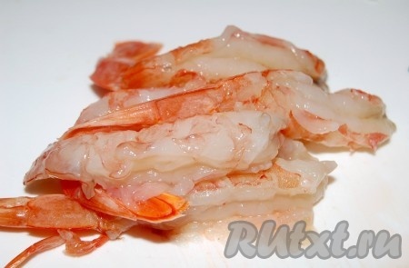 Очистить креветки.