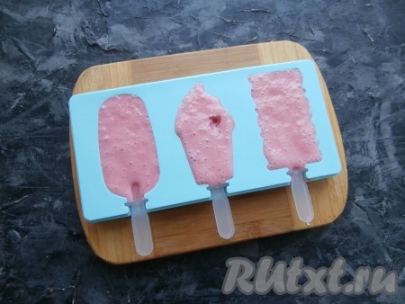 Разлить полученную смесь по формочкам и отправить в морозилку на 3-5 часов.