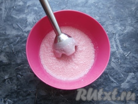 Взбить вишнёвый сироп со сливками погружным блендером в течение 4-5 минут.