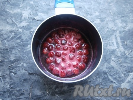 Варить вишню на слабом огне, иногда помешивая, минут 7-10.