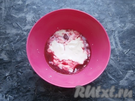 Остудить вишню и протереть через сито, чтобы получить чистый сироп. К сиропу добавить сливки и ванильный сахар.