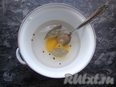 И эту воду слить, а в кастрюлю налить 500 мл чистой воды, добавить соль, мёд, лавровый лист, сахар и чёрный перец горошком, довести до кипения, помешивая.