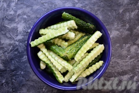 Свежие огурцы, предварительно замоченные часа на 2-3 в холодной воде, тщательно вымыть, нарезать их брусочками (разрезать на 4 части в длину) фигурным (или обычным) ножом. Края огурцов удалить.