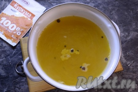 В слитую воду в кастрюле всыпать соль, сахар, добавить горошинки чёрного перца и душистый перец горошком, довести до кипения, прокипятить 2-3 минуты, всыпать куркуму и влить уксус.