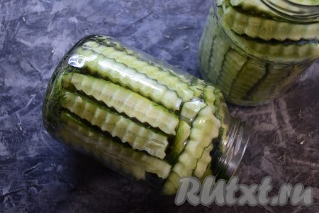 Наполнить банки плотно огурцами. Нижний ряд постарайтесь выложить вертикально, верхний - можно горизонтально.