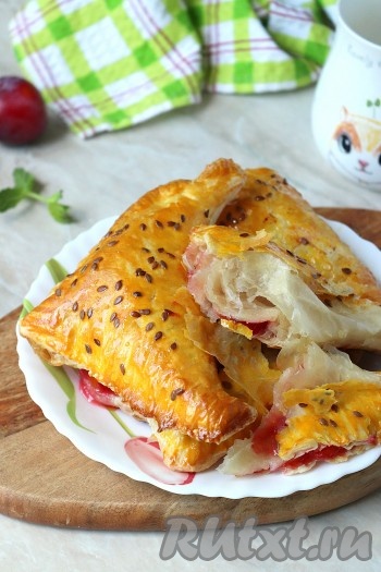 Домашние слойки с хрустящей корочкой и невероятно вкусной начинкой из слив готовы. Дать им немного остыть и можно подавать к столу.