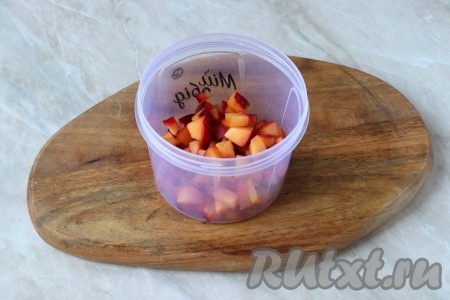 Сливы помыть, избавиться от косточек, а мякоть нарезать на небольшие кубики. 