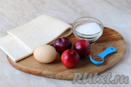 Подготовить ингредиенты для приготовления слоек со сливами. Слоёное тесто нужно достать заранее, чтобы оно разморозилось при комнатной температуре. 