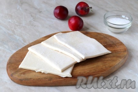 Разморозившееся слоёное тесто разрезать на 4 равные части. 