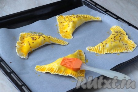 Противень застелить пергаментом и выложить заготовки слоек, смазать их взбитым яичным желтком и, по желанию, присыпать семенами льна. У меня получилось 4 слойки среднего размера.&nbsp;Выпекать слойки со сливами из бездрожжевого слоёного теста в разогретой духовке минут 20 (до золотистости) при температуре 180 градусов.
