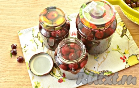 Заливаем банки с ягодами по самое горлышко кипятком, накрываем прокипячёнными крышками, но не закручиваем, оставляем так на 20 минут.