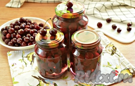 Вот так достаточно просто, даже без стерилизации, можно приготовить на зиму вишню в сиропе. 