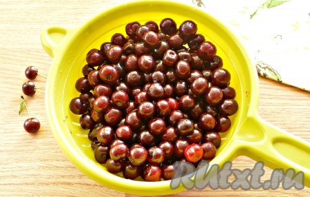 Вишню перебираем, удаляем веточки и листочки. Хорошо промываем ягоды под проточной водой. Лучше промывать вишню, выложив её в дуршлаг, чтобы лишняя вода стекала.

