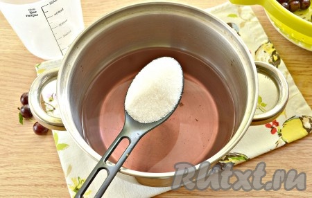 Спустя это время аккуратно переливаем воду из банок в ёмкость, в которой удобно измерить объём воды, вылитой из банок с вишней. Измерив объём воды, переливаем воду в кастрюлю, всыпаем сахар. Сахар добавляем из расчёта: на каждые 500 мл воды требуется 250 грамм сахара (то есть если из банок с ягодами вылили 1 литр воды, то сахара нужно добавить в кастрюлю 500 грамм). Воду с сахаром доводим, изредка помешивая, до кипения, а затем провариваем 2-3 минуты. Все кристаллики сахара должны полностью раствориться.

