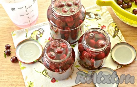 Получившийся сахарный сироп из кастрюли сразу разливаем по банкам с вишней, заполняя баночки до самого верха.