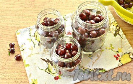 В простерилизованные банки закладываем вишню, заполняя баночки на 2/3 объёма.