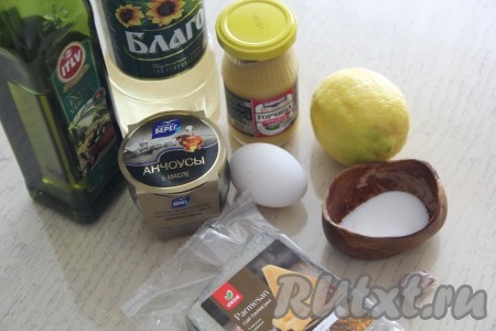 Подготовить продукты для приготовления соуса с анчоусами для салата "Цезарь". Масло можно взять только подсолнечное или только оливковое, а можно взять смесь оливкового и подсолнечного масел в соотношении 50 на 50 (я использовала смесь оливкового и растительного масел). Желательно, чтобы растительное масло было охлаждённым, его можно заранее отмерить и поместить в холодильник на 30 минут.
