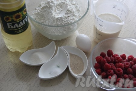 Подготовить продукты для приготовления пирога со свежей малиной из дрожжевого теста. Молоко подогреть, оно должны быть тёплым, его температура должна быть около 40 градусов.