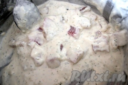 Филе рыбы разморозить, нарезать на небольшие кусочки. Кефир соединить с мукой, специями и содой, быстро перемешать получившийся кляр. Он получится в меру густым, напоминающим сметану средней густоты. Добавить в кляр кусочки рыбы, посолить и ещё раз перемешать.
