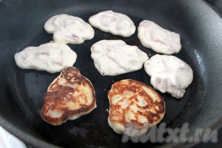 На сковороду влить немного растительного масла, хорошо разогреть. Столовой ложкой выкладывать на сковороду рыбу в кляре в виде оладий. Жарить рыбное филе в тесте с двух сторон на среднем огне до золотистой корочки. Чтобы удалить лишний жир, можно сразу выкладывать "оладушки" на бумажное полотенце.
