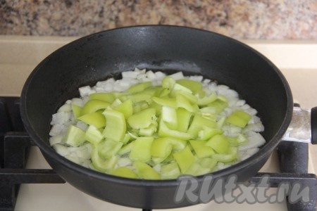 Обжарить лук, помешивая, на умеренном огне до прозрачности (в течение 3-4 минут), затем добавить болгарский перец, нарезанный на крупные квадратики, обжаривать, иногда перемешивая, минуты 3-4.