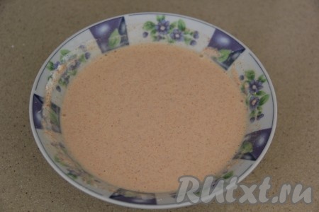 В сметанную смесь влить воду и хорошо перемешать получившийся соус.