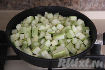 Кабачки (я брала молодые кабачки с тоненькой кожицей и мелкими семечками, поэтому семена и кожицу не удаляла) нарезать на средние кубики и выложить в сковороду поверх овощей.