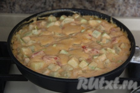 Перемешать овощи с соусом, томить на медленном огне под крышкой 10 минут, иногда перемешивая.