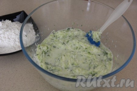 Перемешать массу лопаткой.