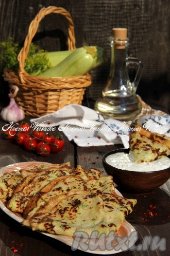 Перемешать соус и подать с блинчиками. Всем советую приготовить нежные, вкусные, тонкие блинчики из кабачков с зеленью!