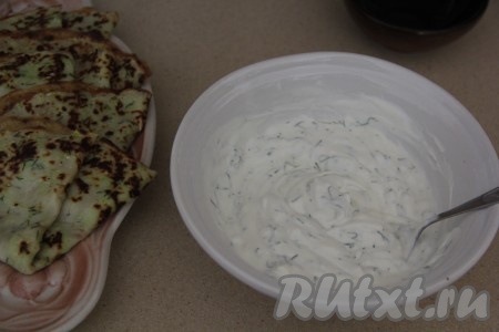 Перемешать соус и подать с блинчиками.