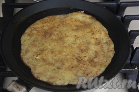 Блинчики выпекать на сковороде, смазанной растительным маслом и хорошо разогретой. На сковороду выкладывать половником часть теста, равномерно распределяя его, и выпекать каждый кабачковый блинчик с зеленью на среднем огне с двух сторон до румяности, затем аккуратно перекладывать на тарелку. Перед выпечкой следующего блина обязательно перемешивайте тесто.